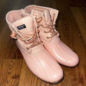 Girls size 6 sperry boots.